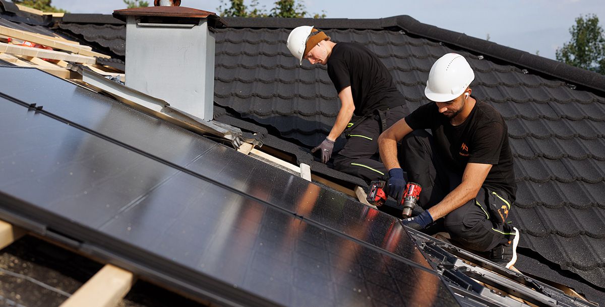 Montering av solcellepanel på tak av montører fra Solcellekraft