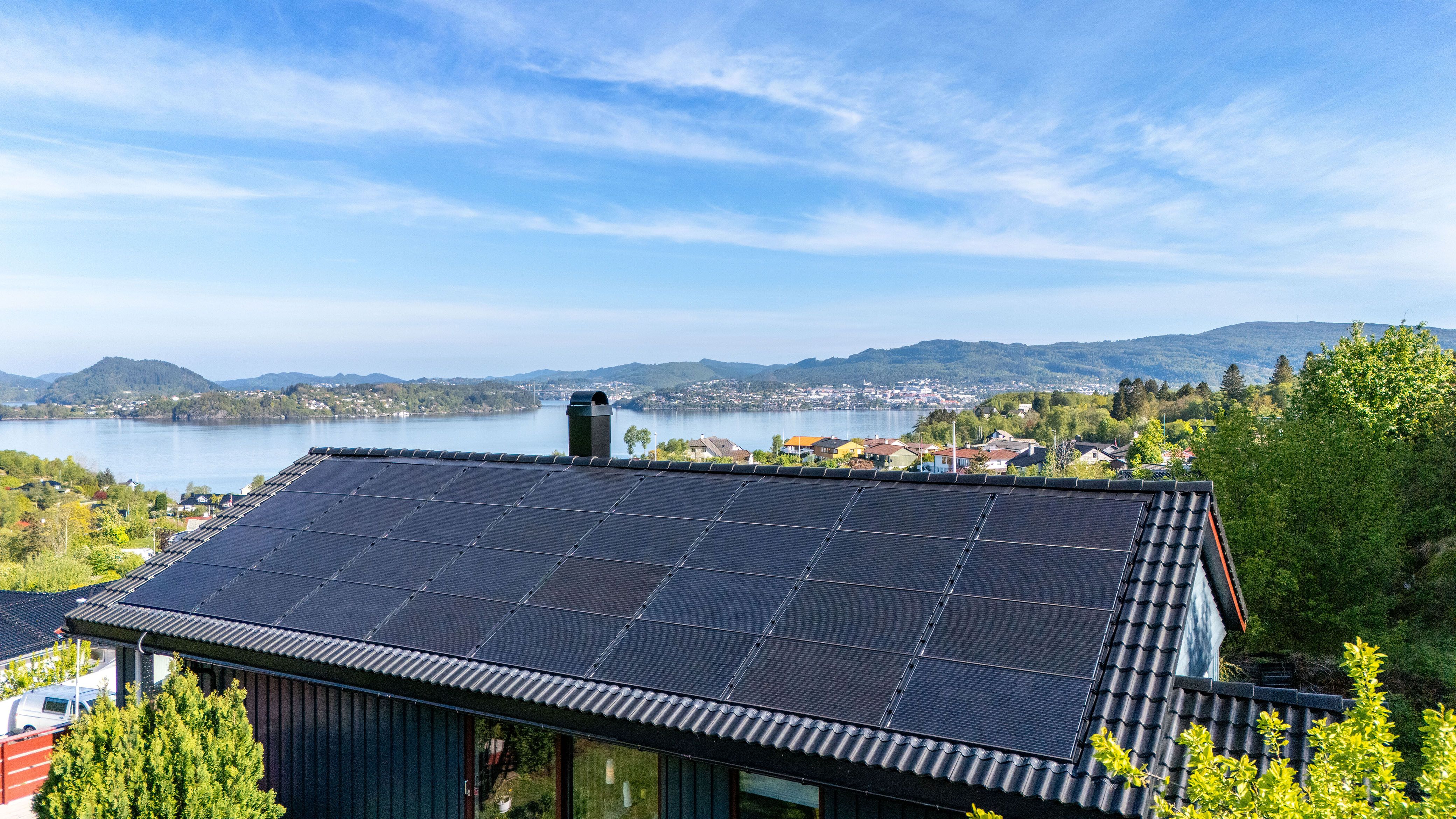 Enebolig med solceller på taket