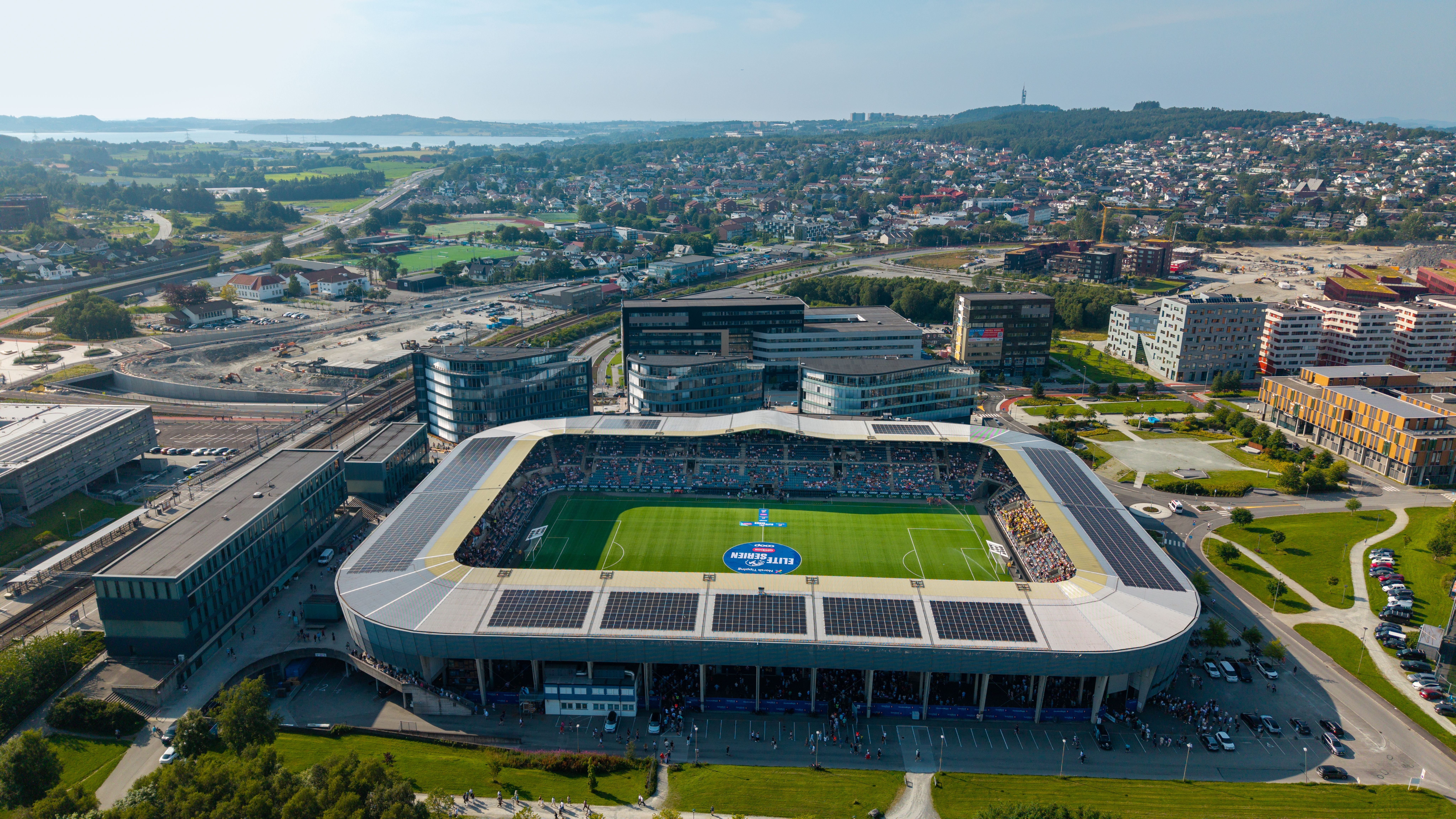 Solcelleanlegg på Viking Stadion installert av Solcellekraft – eksempel på solceller for næringsbygg og bedrifter.