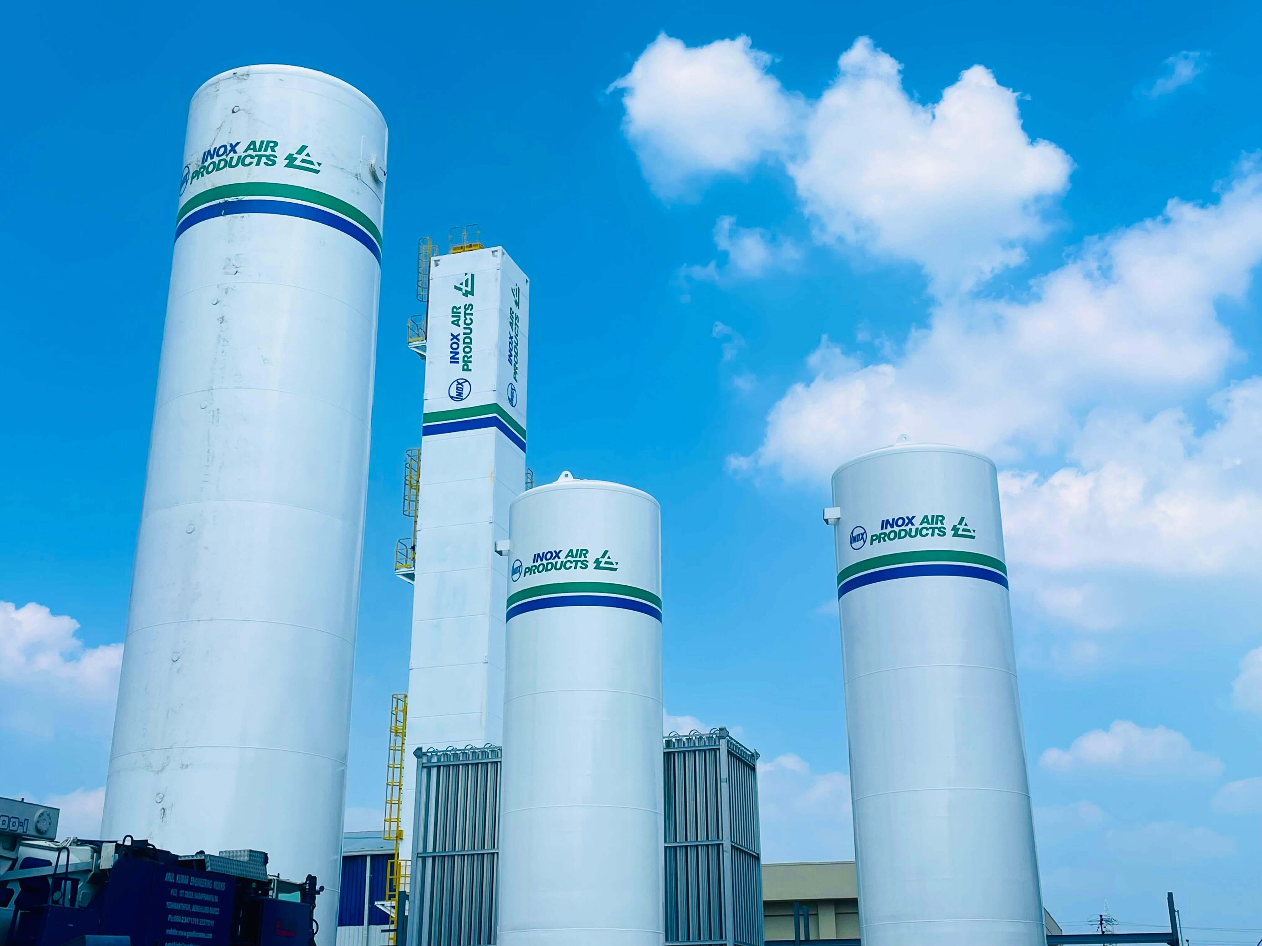 Cleanroom semiconductor facility using high purity gases