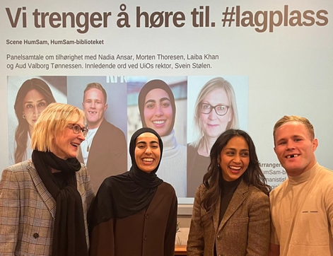 Bilde av smilende dame foran Stortinget