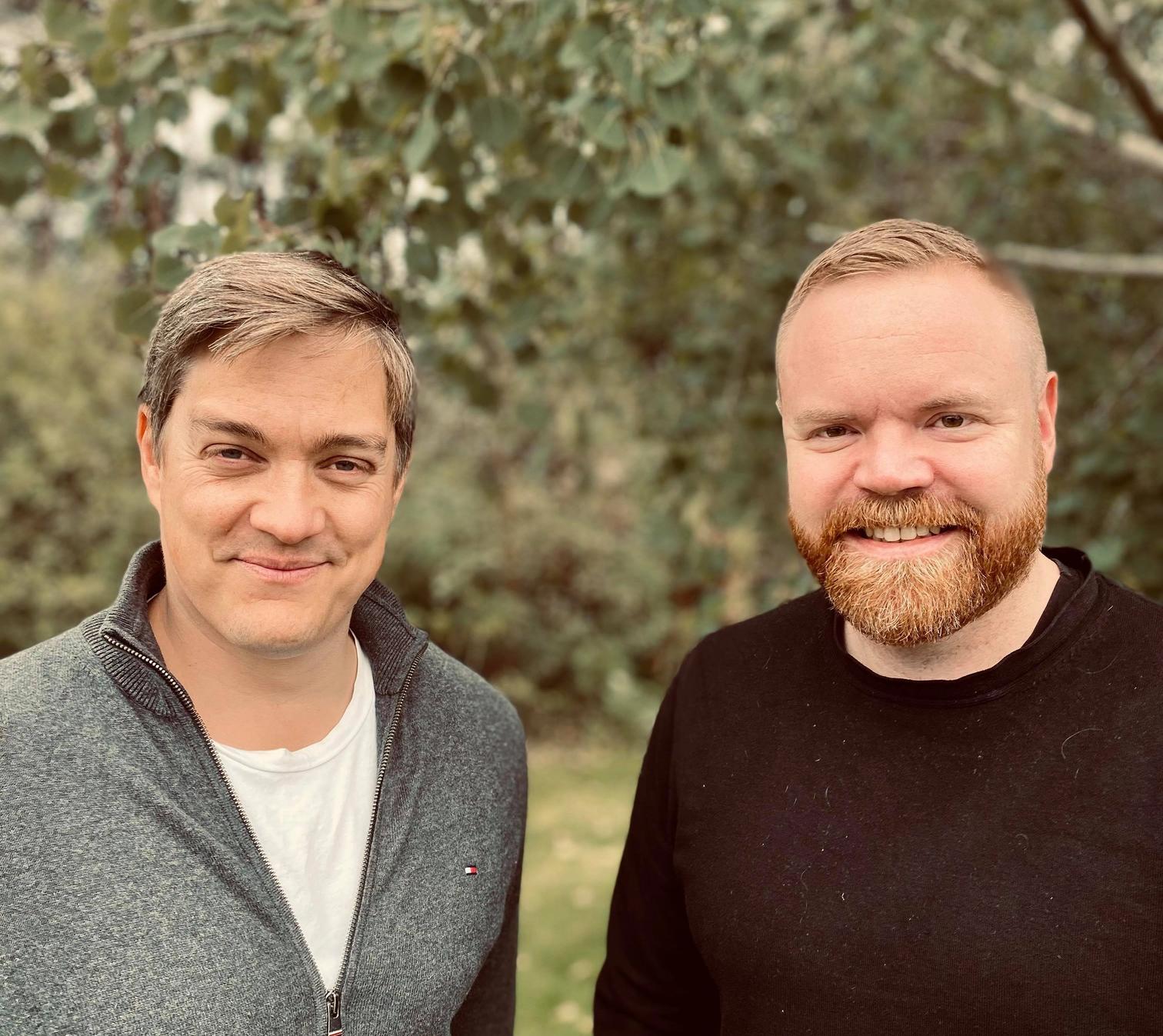 Bilde av Kyrre Dyregrov og André Clausen, som er programledere for podkasten Åpne Forhold.