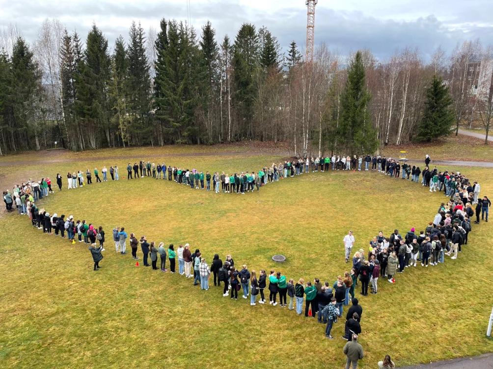 Bilde av elever fra Nannestad videregående skole som danner et hjerte.