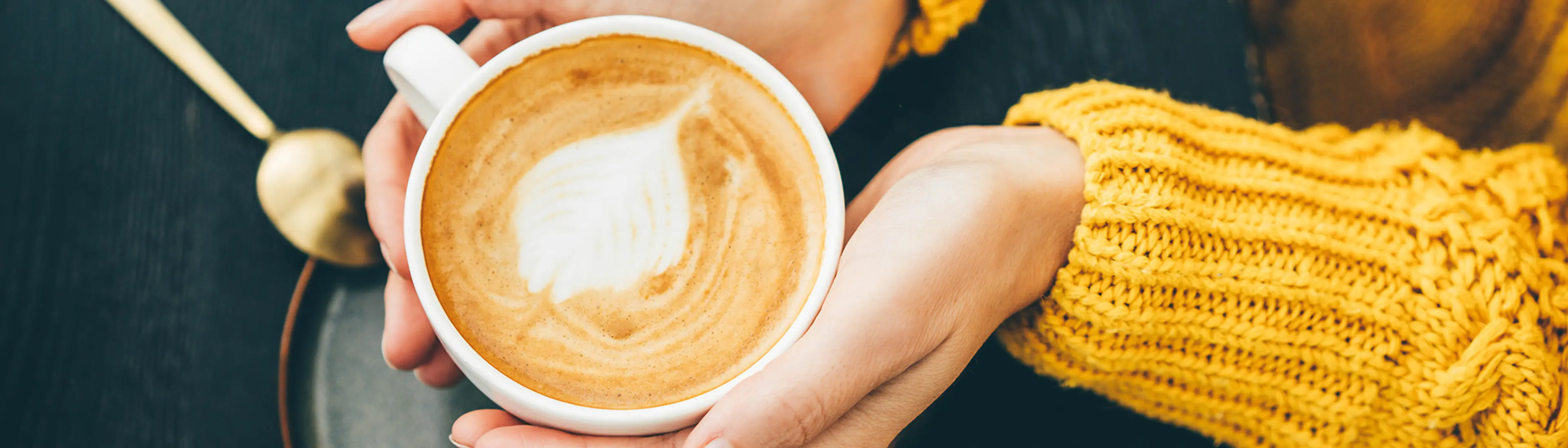 Kaffekopp med høstløv