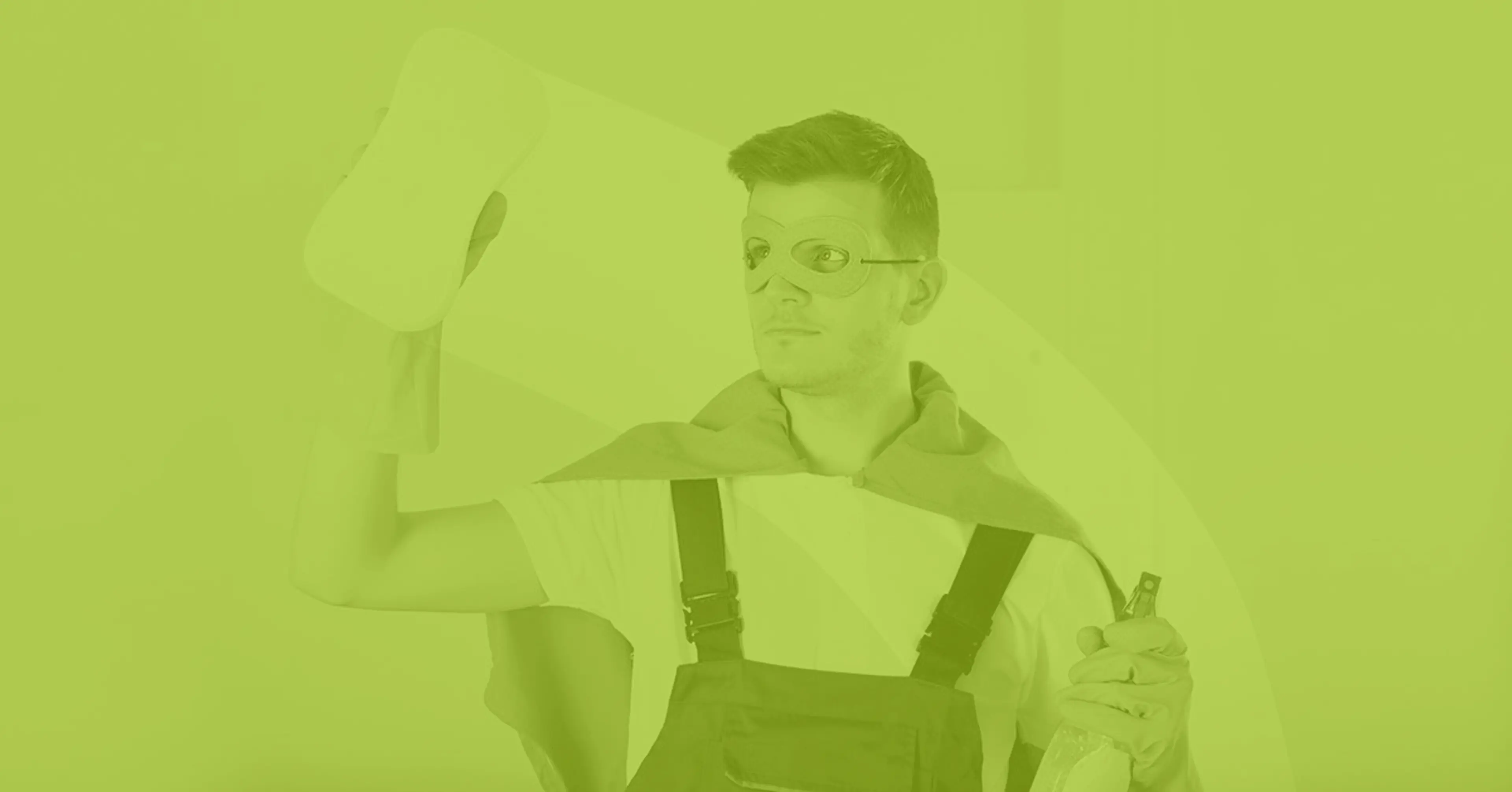 Mann som vasker med superheltdrakt