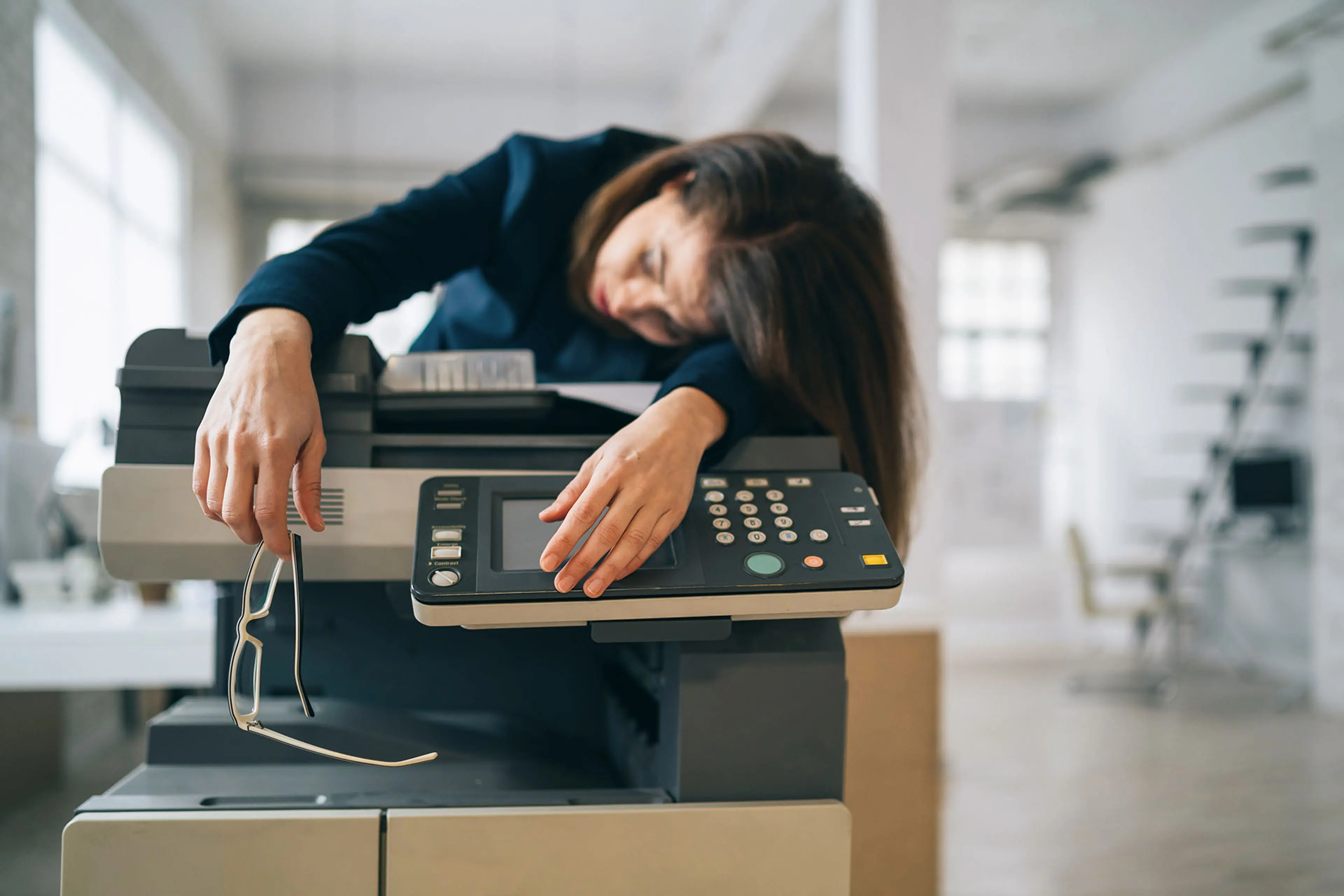 Dame som sover på printer