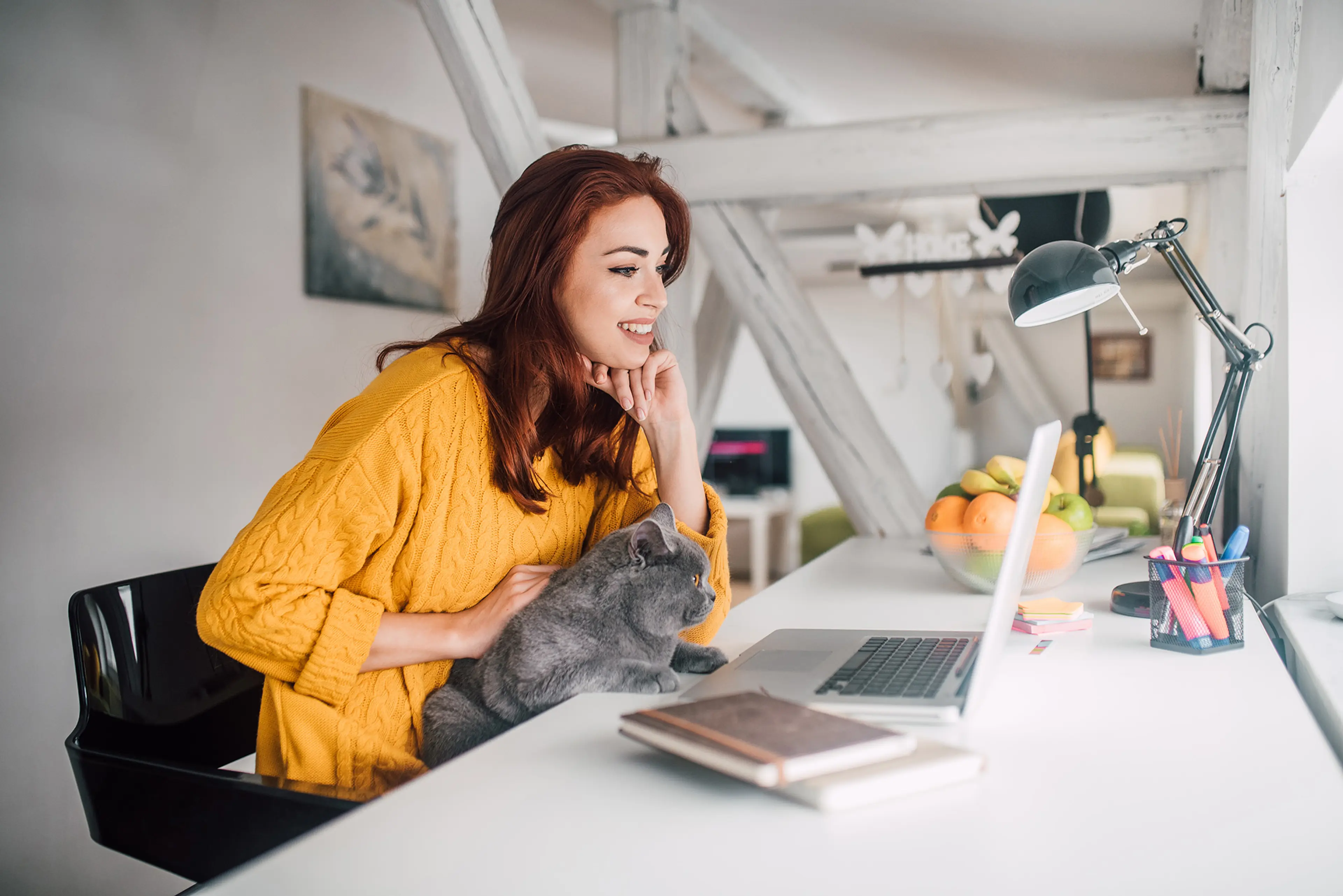 Dame på hjemmekontor