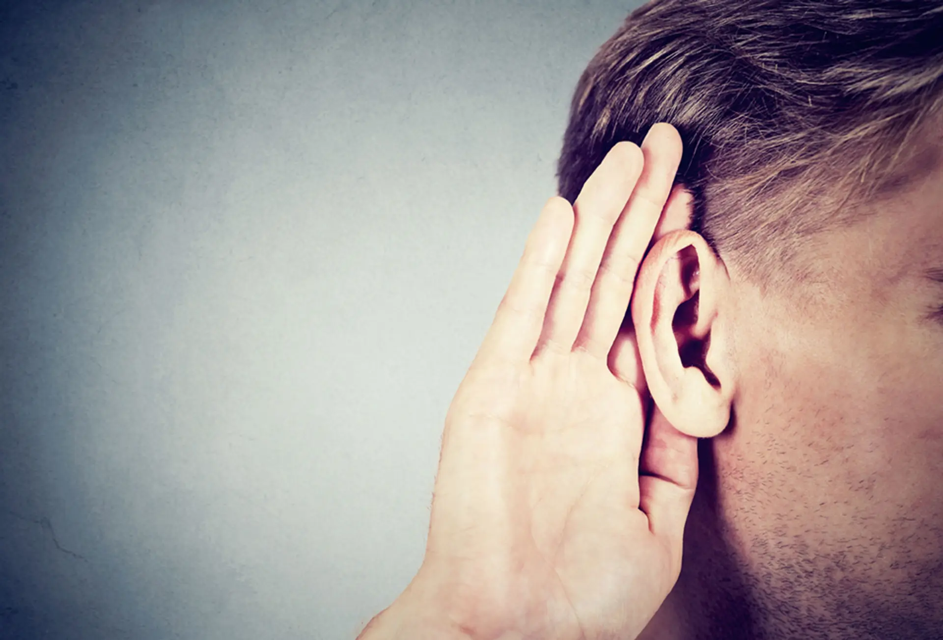 Mann med hånd bak øret