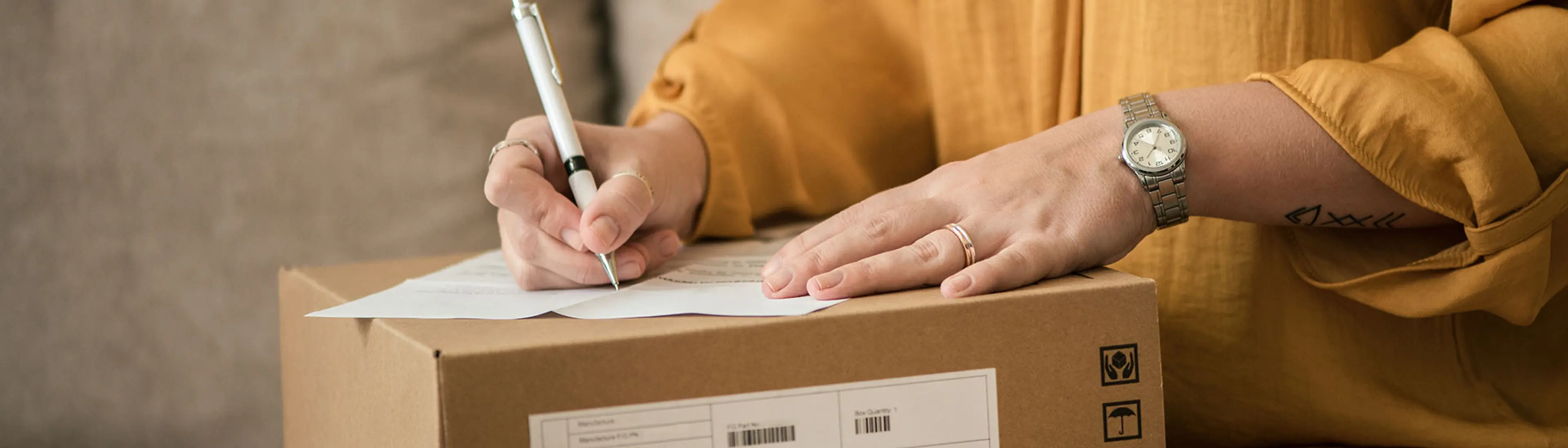 Dame som signerer på pakke