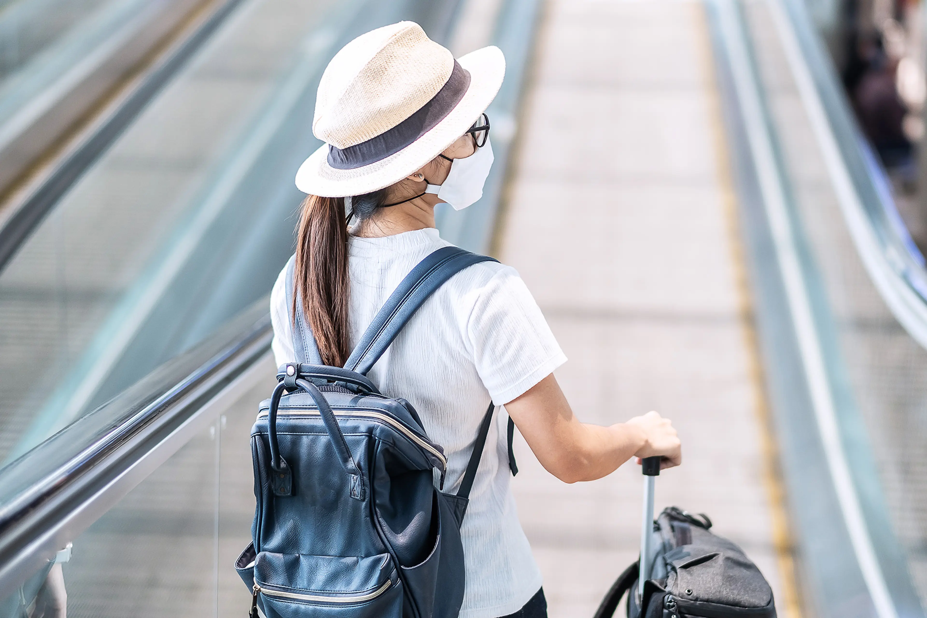 Dame med munnbind på flyplass