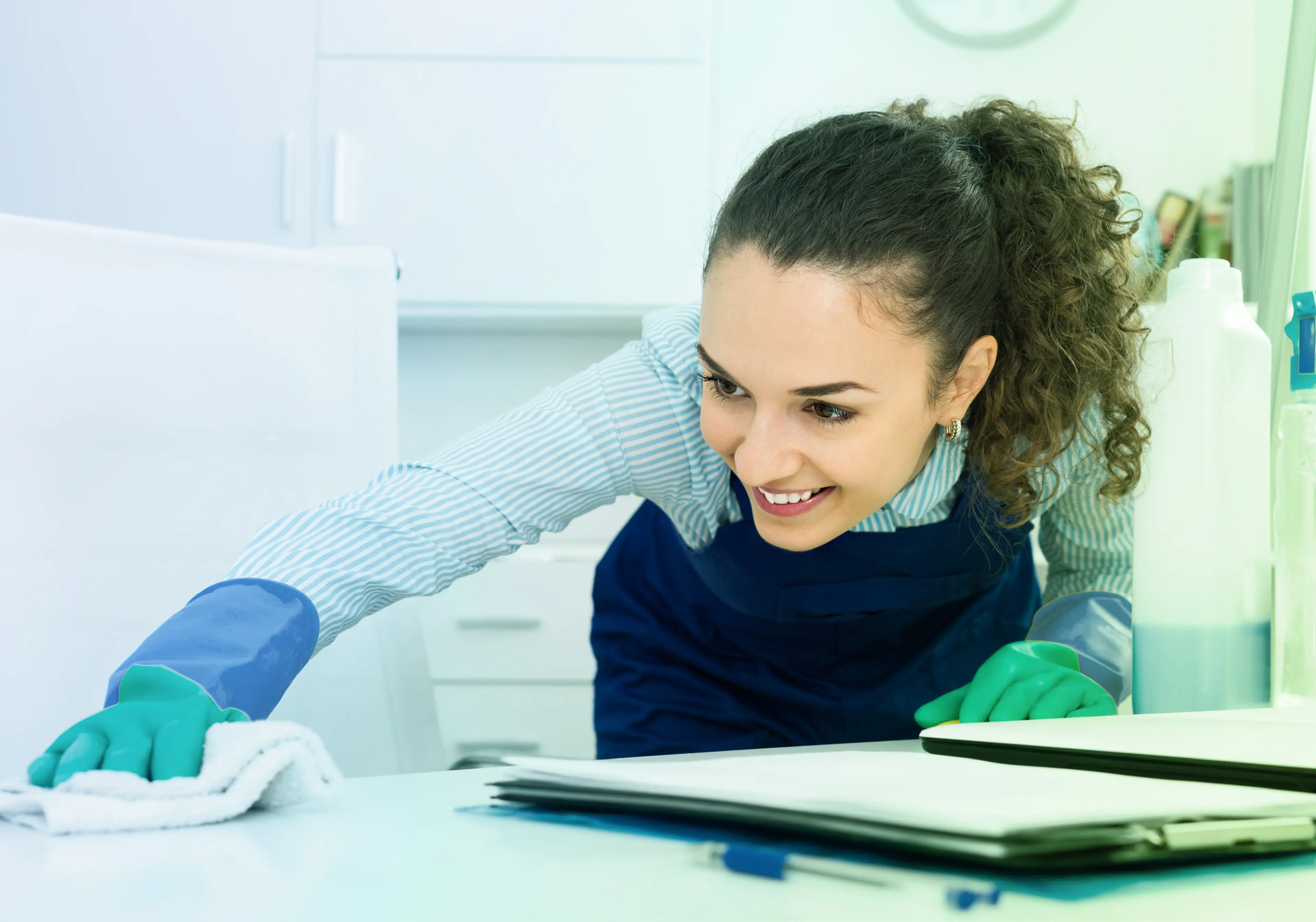 Dame som vasker kontorpult