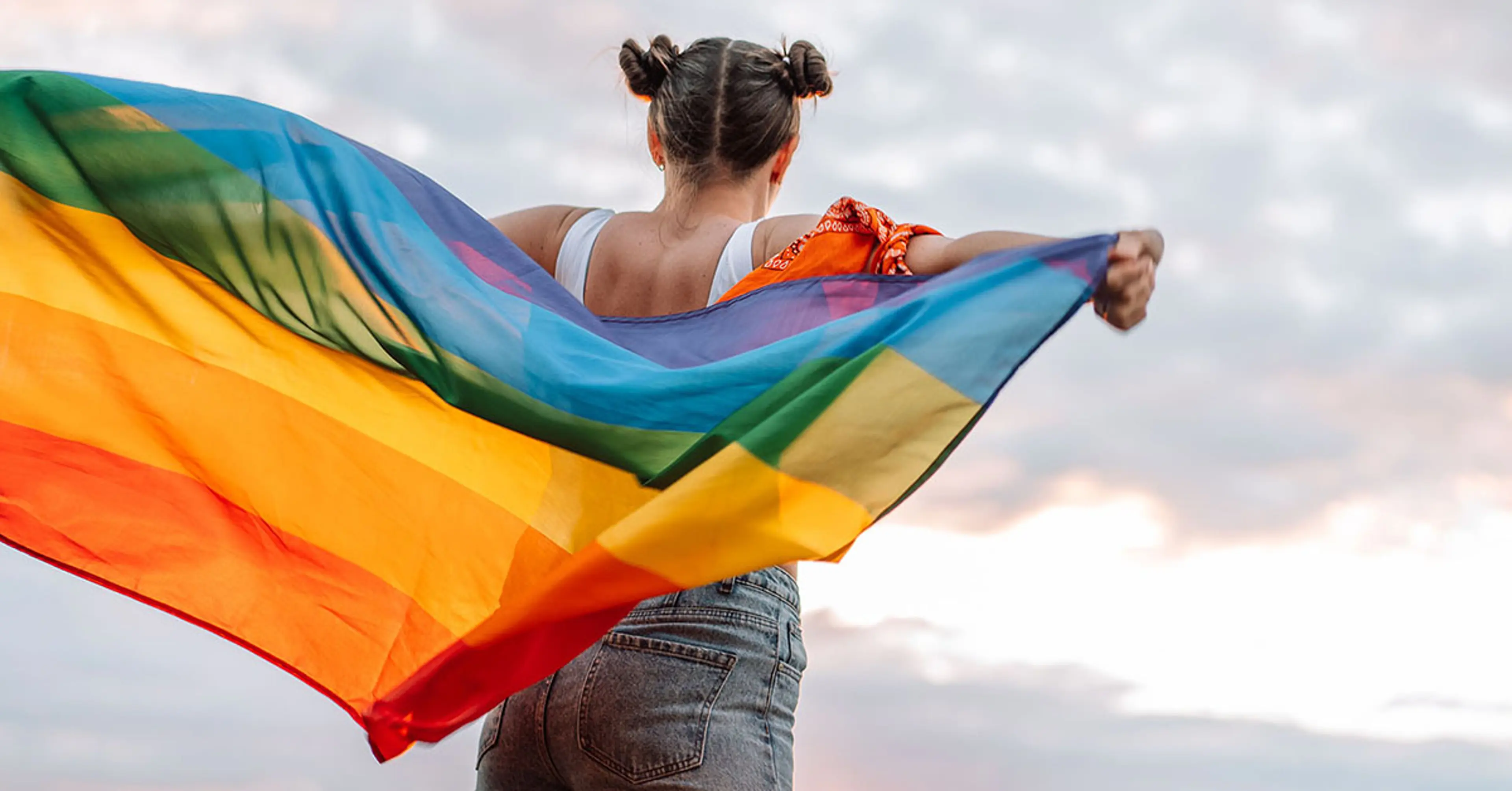 Jente med Pride-flagg - Likestilling og diskriminering