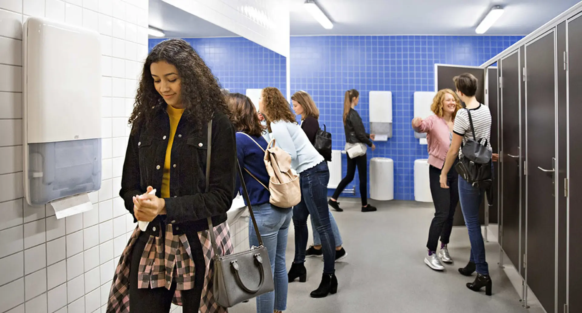 Tork dispenser på offentlig toalett