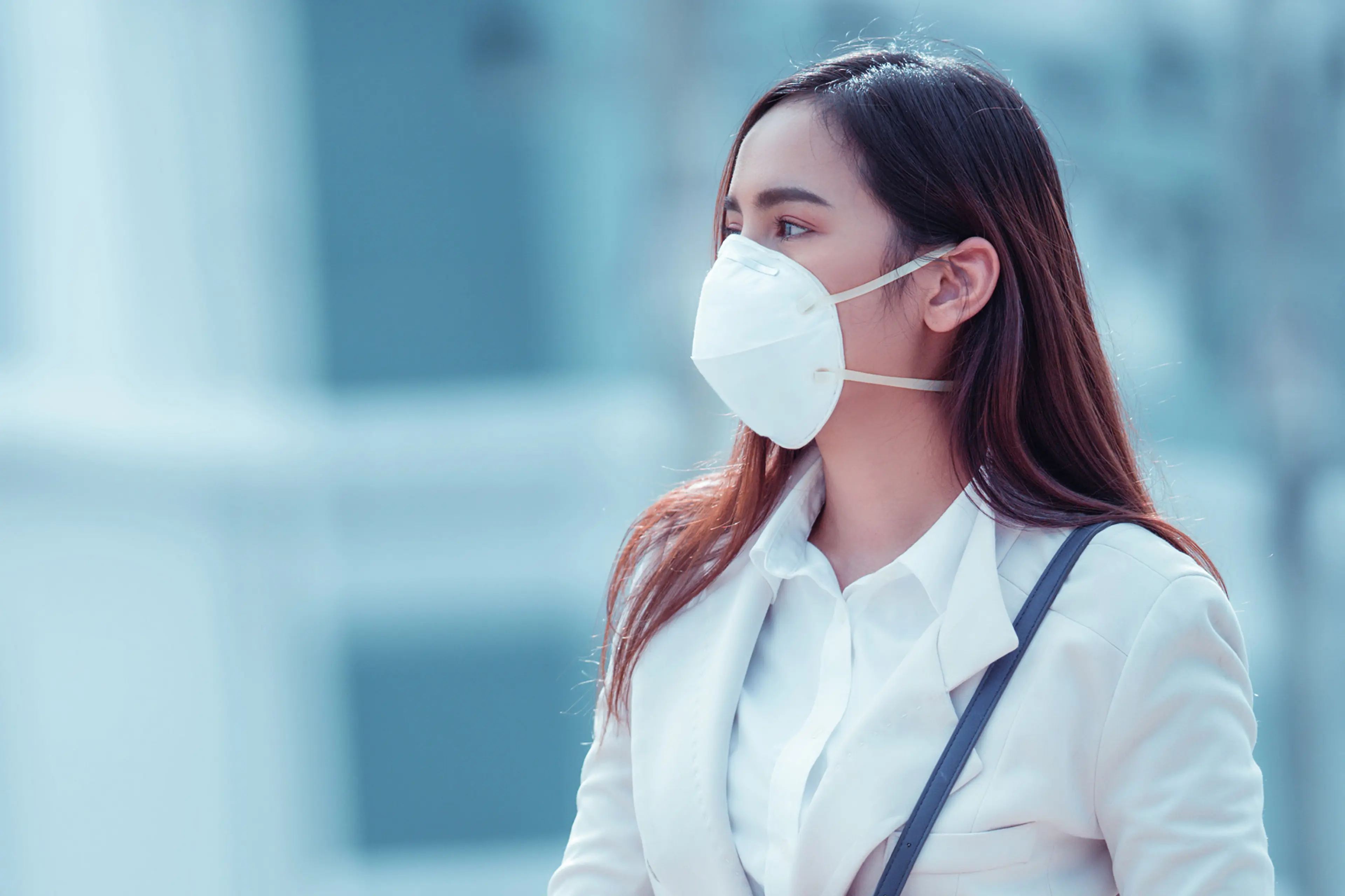 Dame med åndedrettsmaske