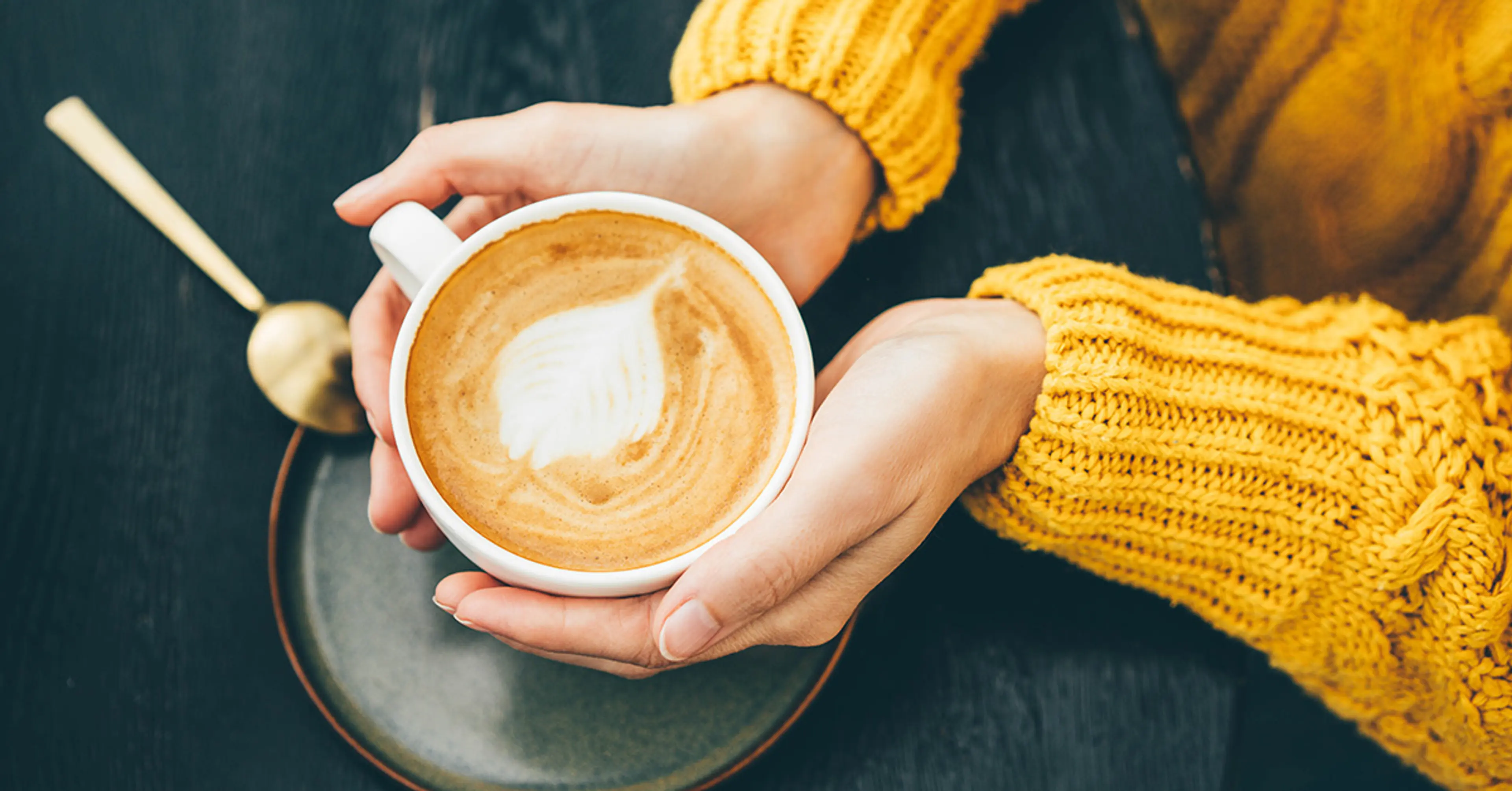 Kaffekopp med høstløv