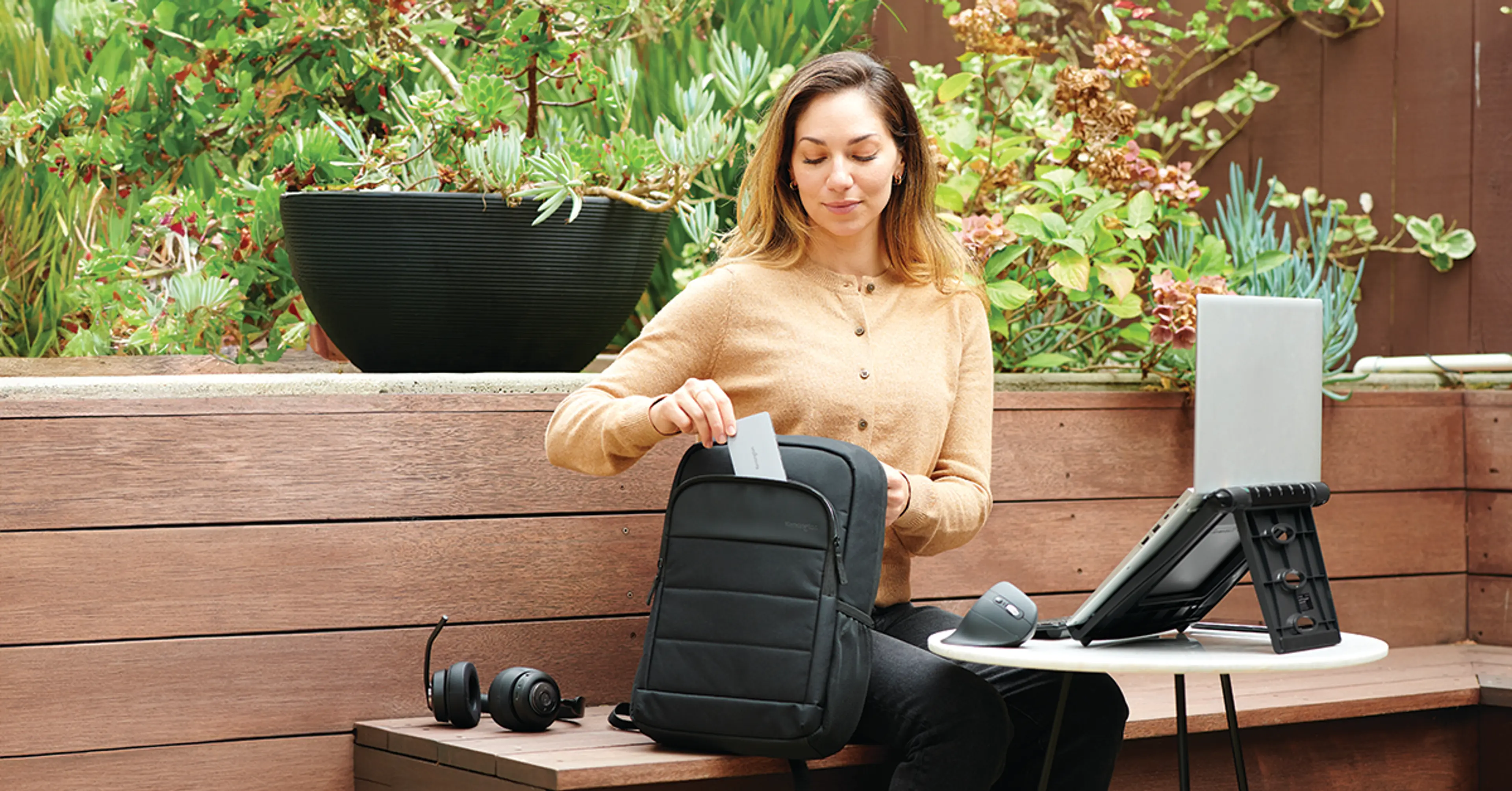 Dame med laptop og pc-sekk