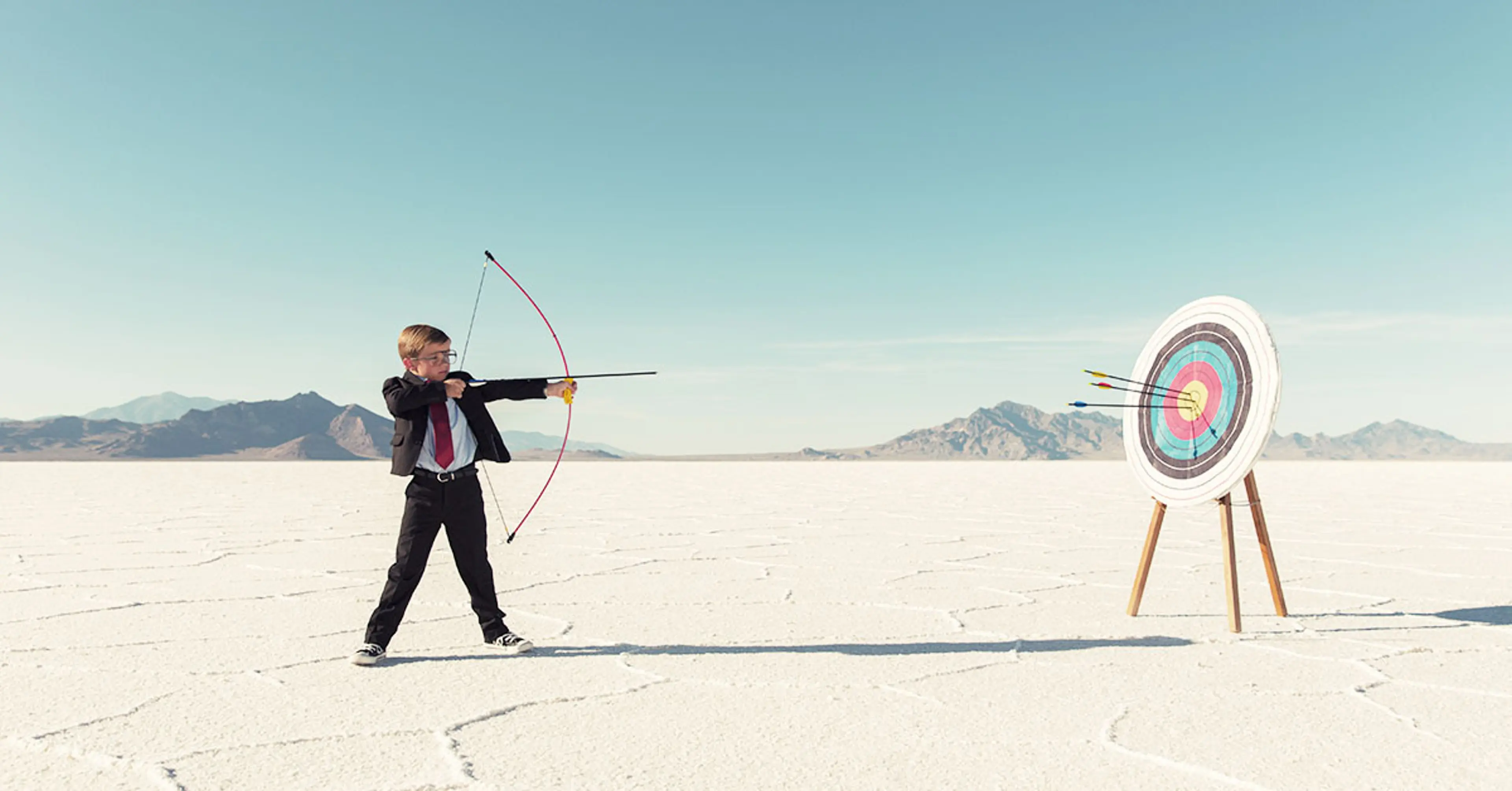 Gutt med pil og bue og målskive