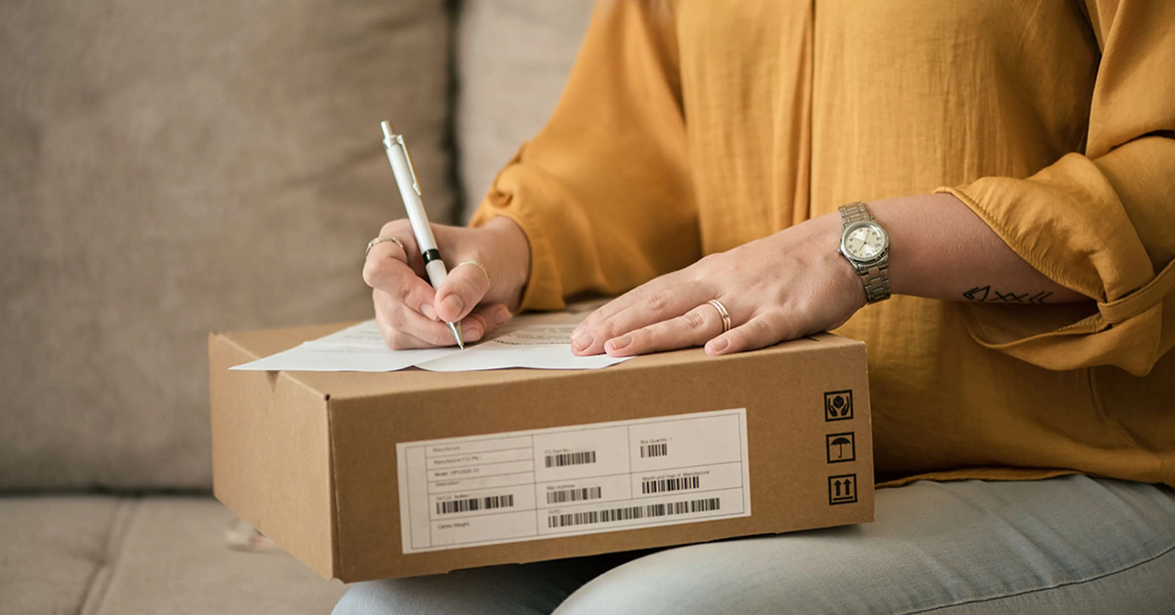 Dame som signerer på pakke