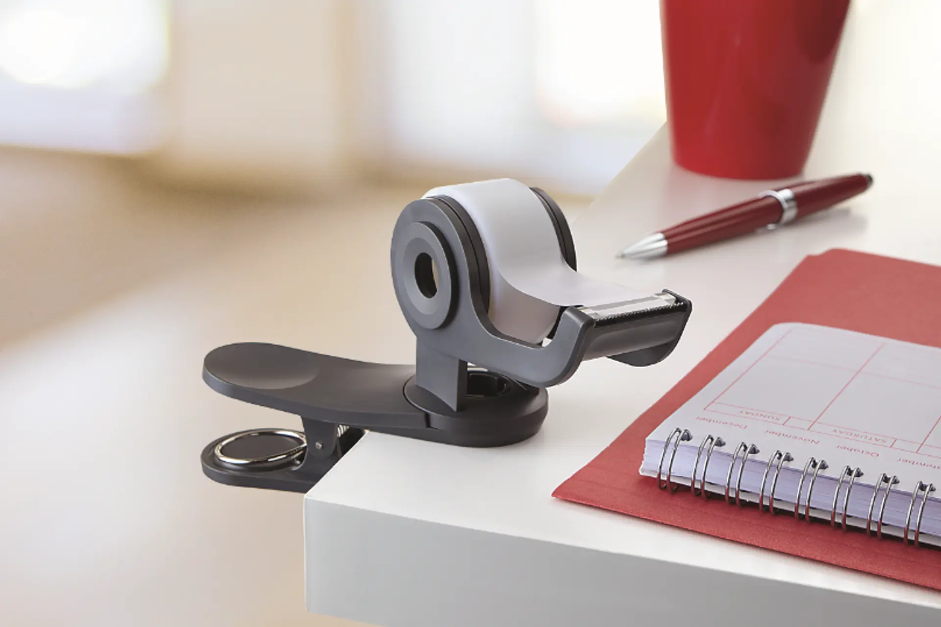 Kontorpult med tapedispenser