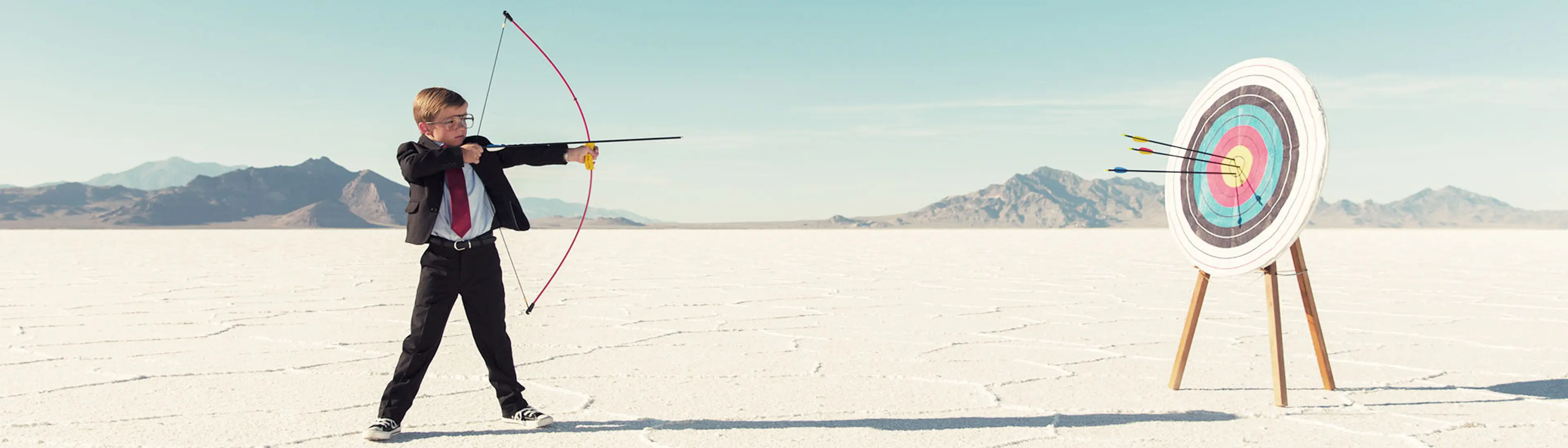 Gutt med pil og bue og målskive