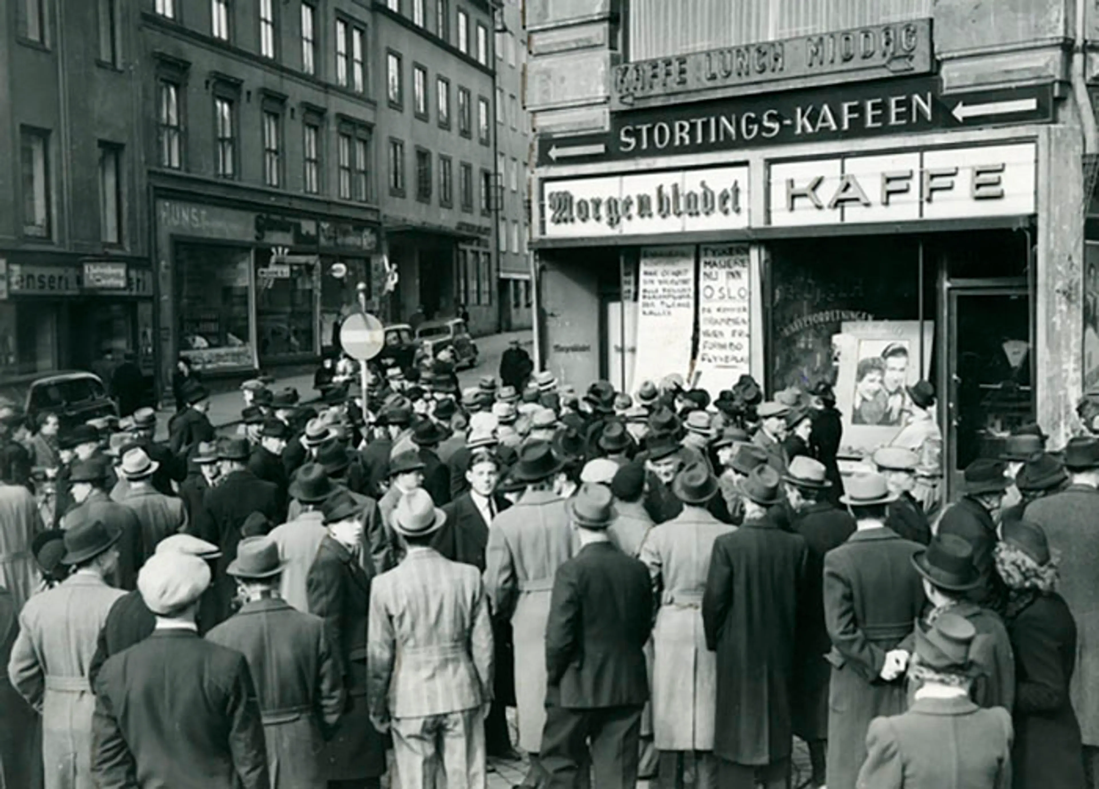 Folk utenfor Morgenbladet 9. april 1940