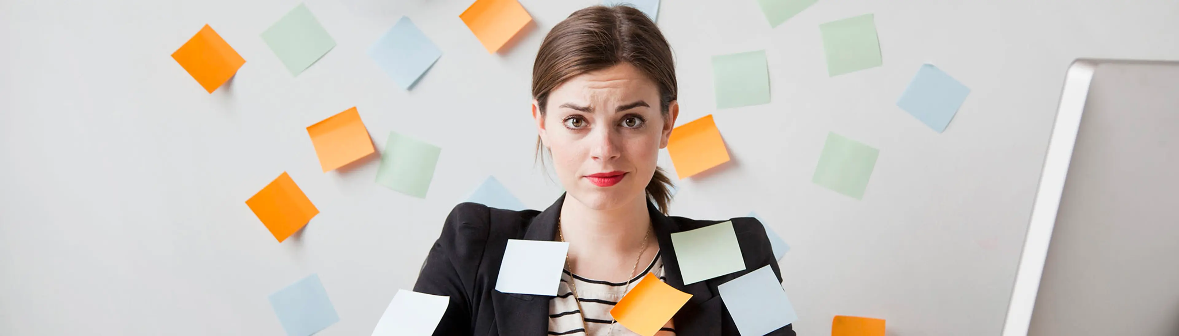 Dame på kontor med mange post-it-lapper