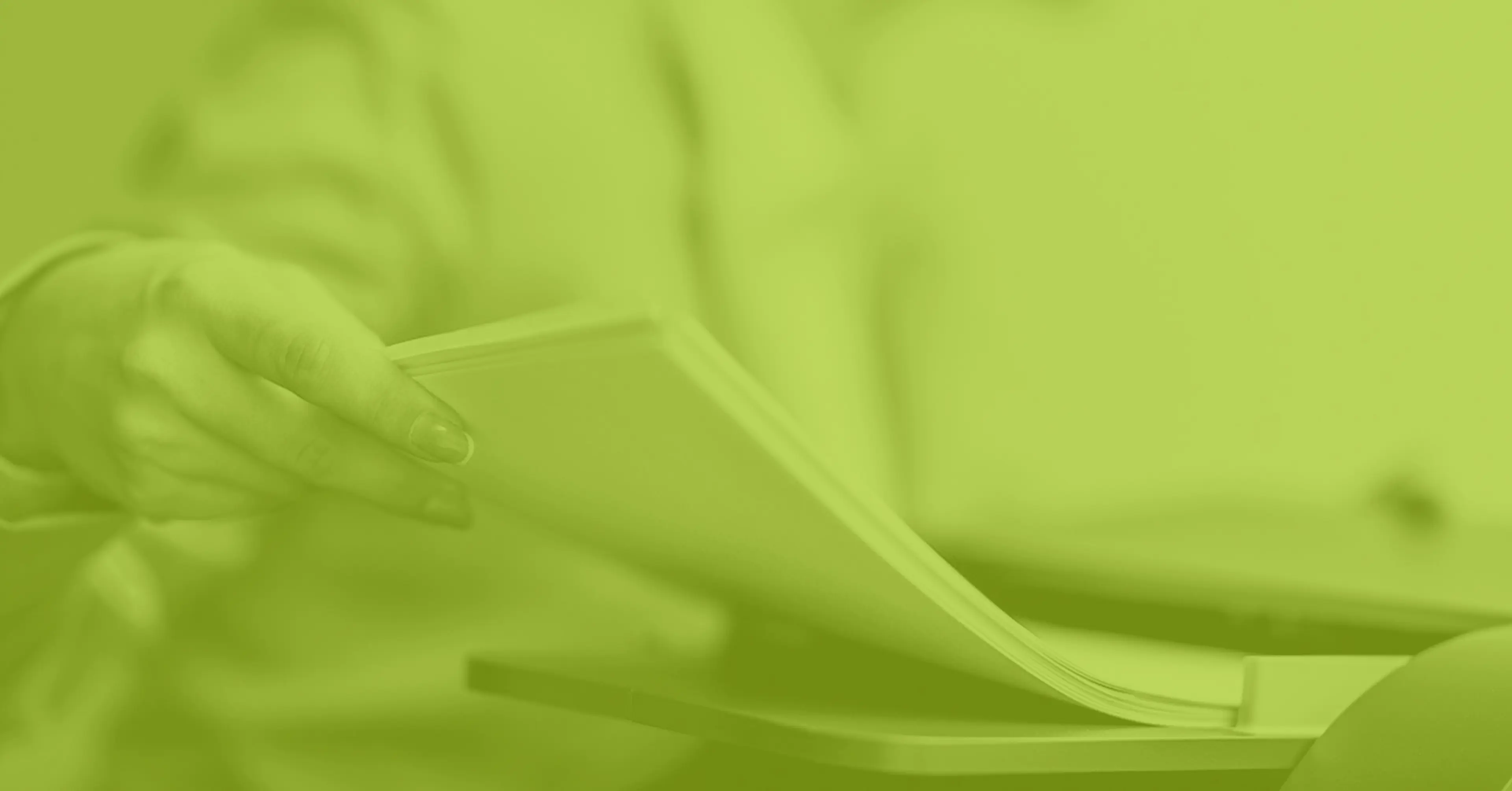 Dame som legger papir i printeren