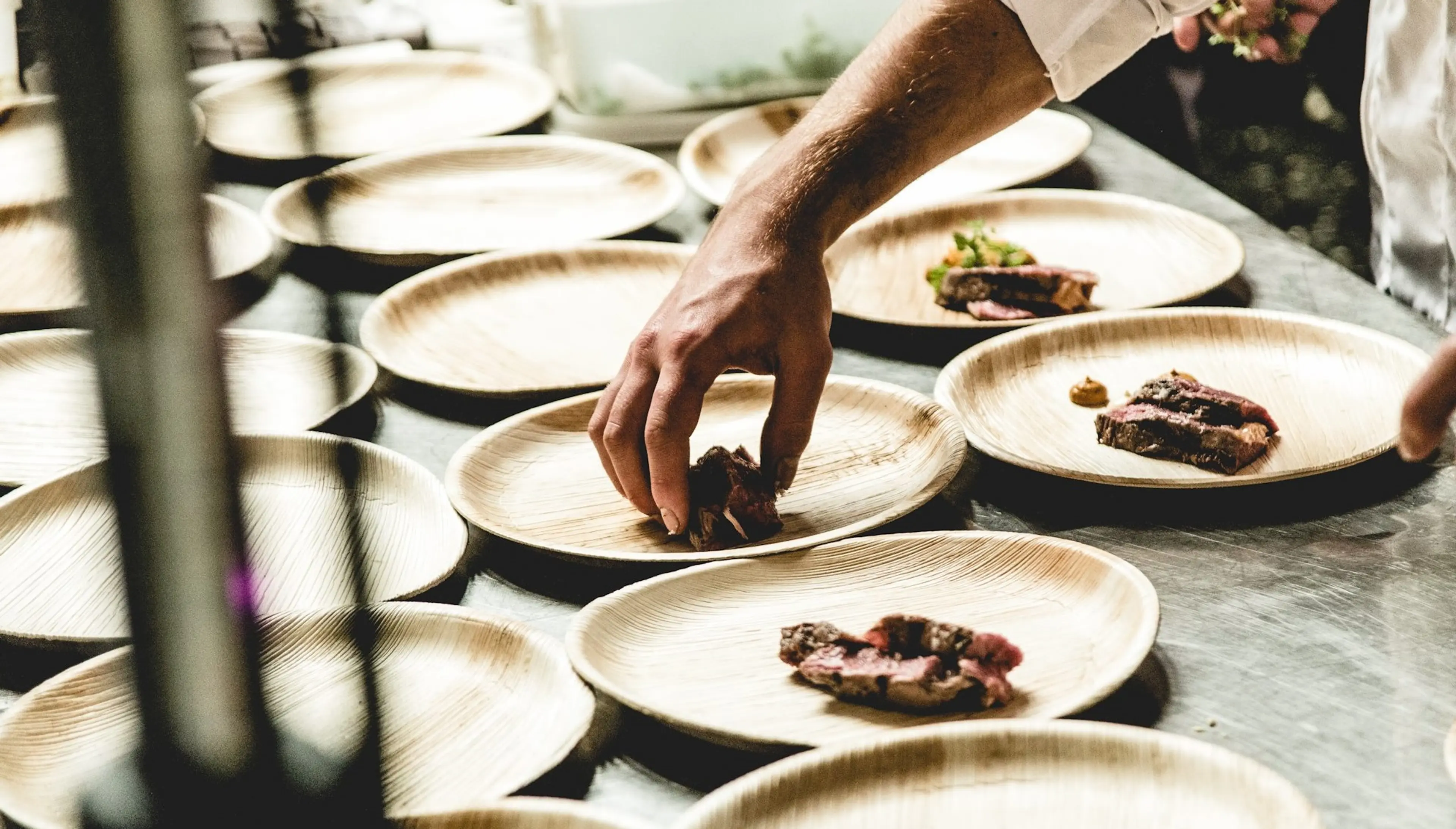 Tallerkener laget av palmeblader