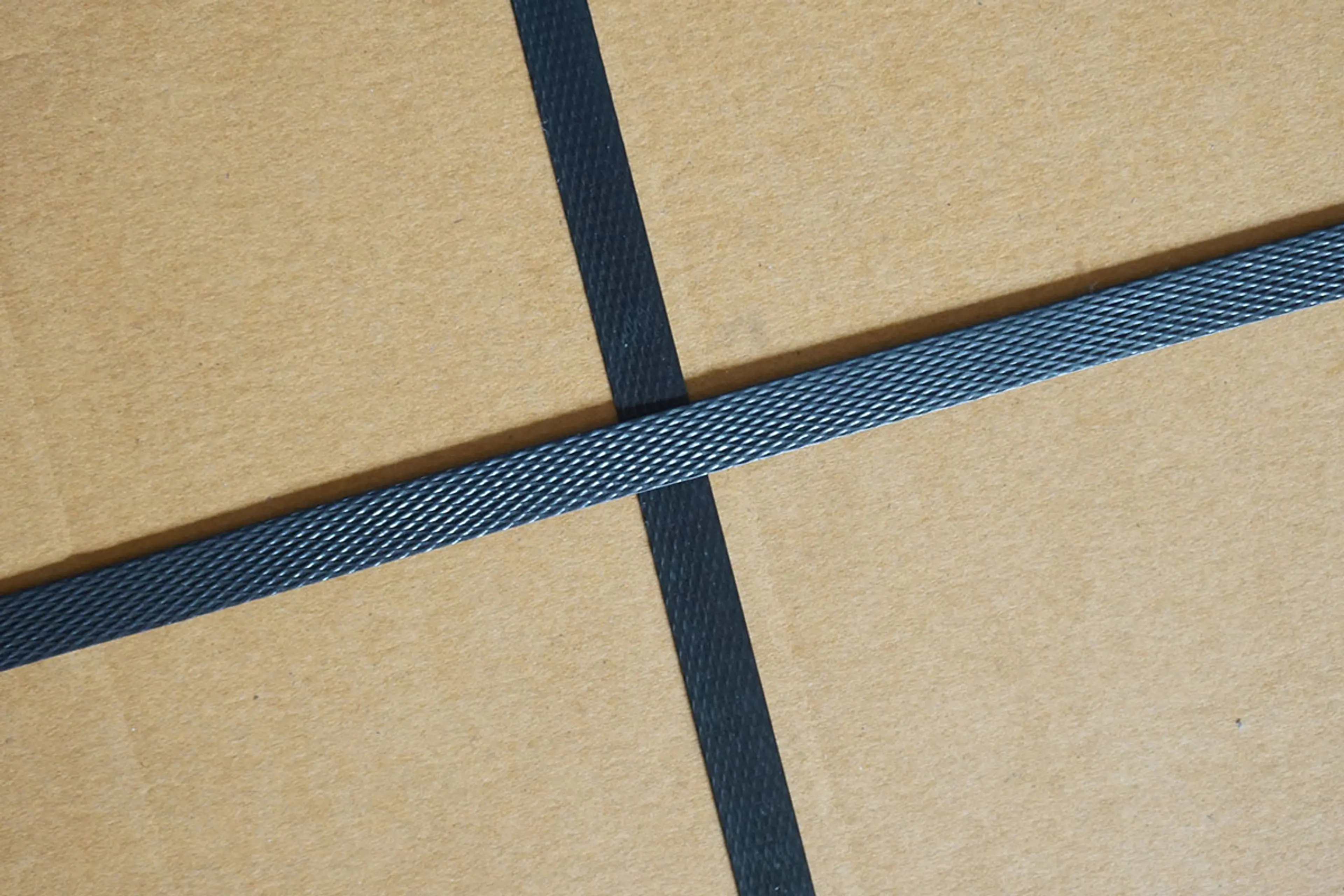 Strammebånd rundt pappeske