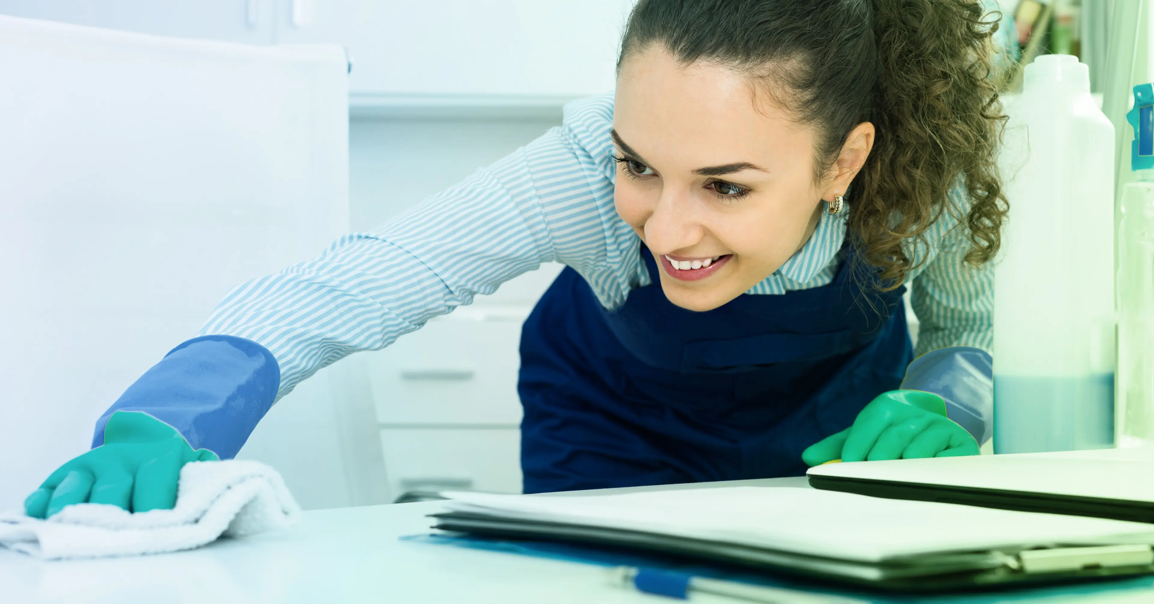 Dame som vasker kontorpult