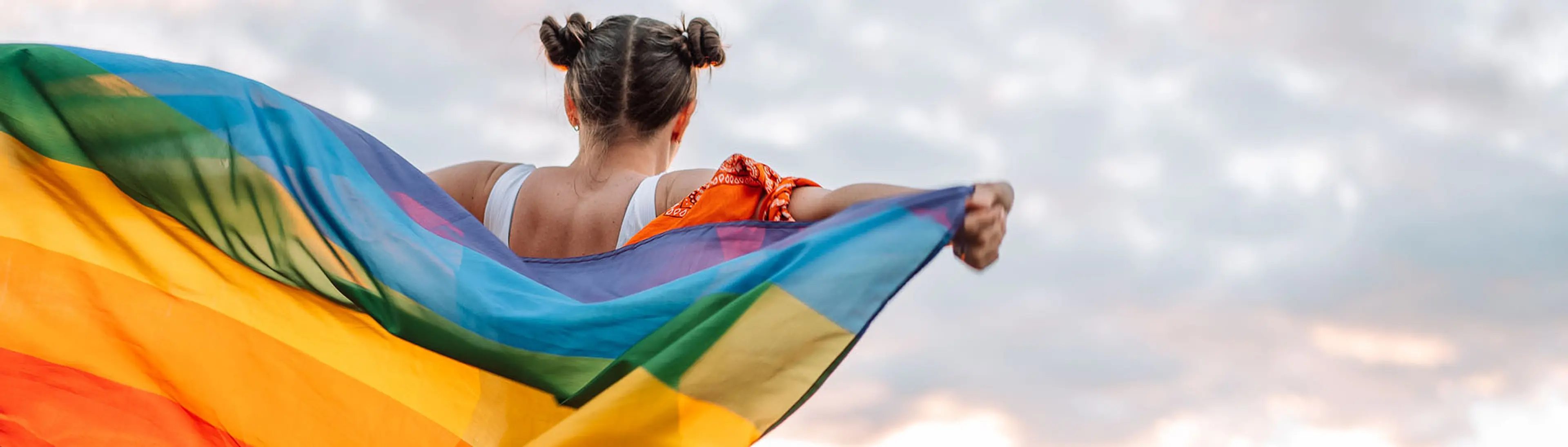 Jente med Pride-flagg - Likestilling og diskriminering