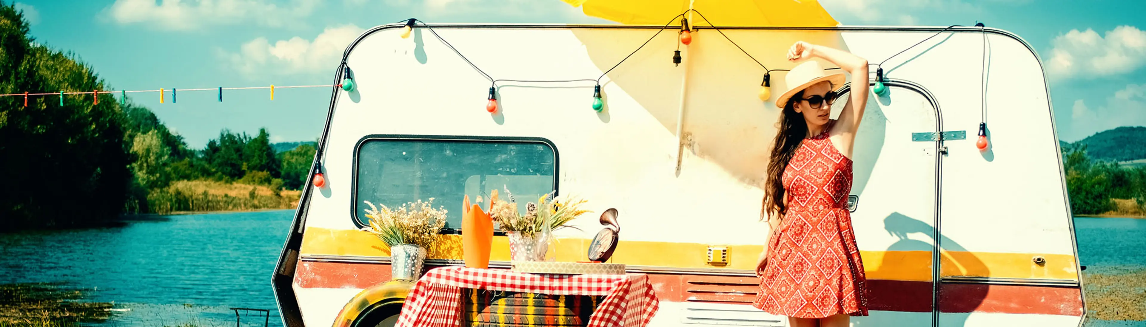 Dame ved retro campingvogn