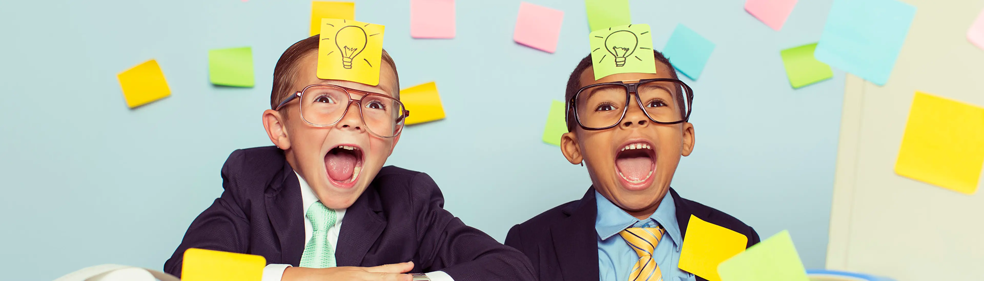 Gutter med Post-it-lapper