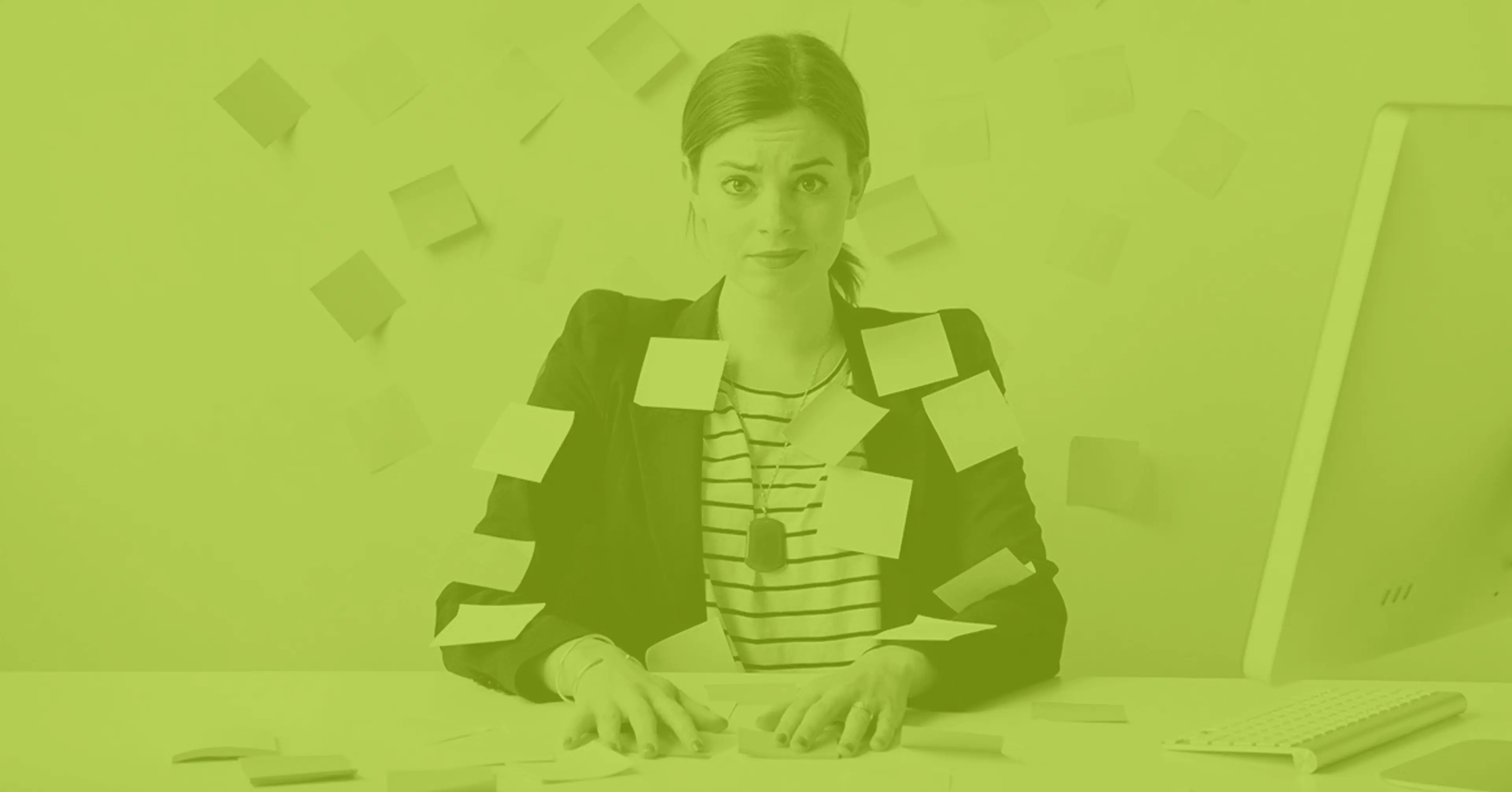 Dame med post-it-lapper