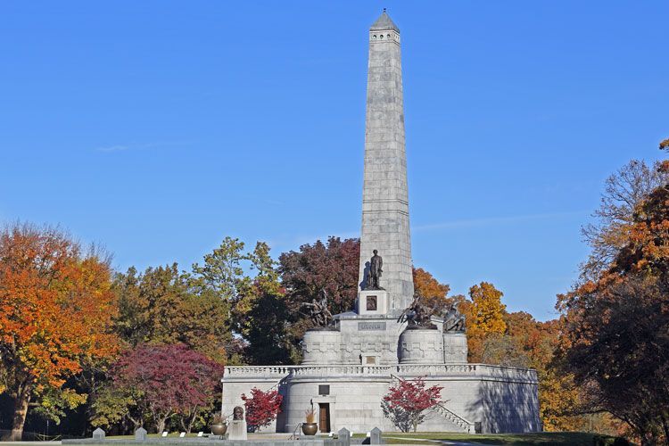 abraham lincoln tomb in springfield illinois