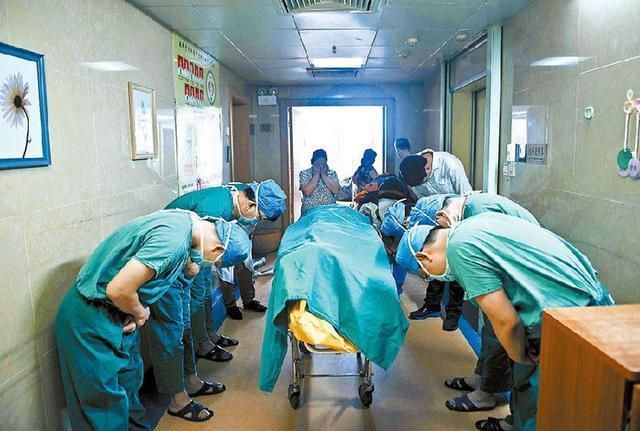 doctors bowing to organ donor