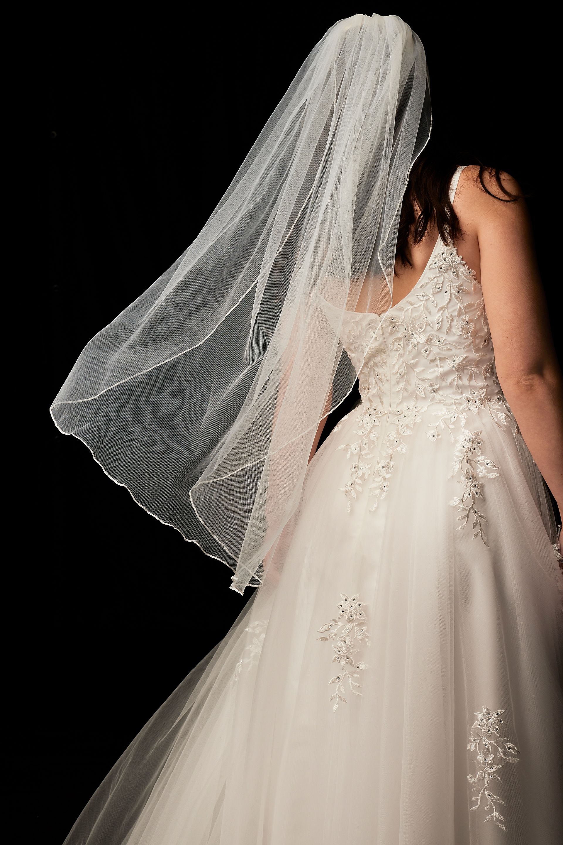 One Tier Tulle Fingertip Veil with Pencil Edge | David's Bridal