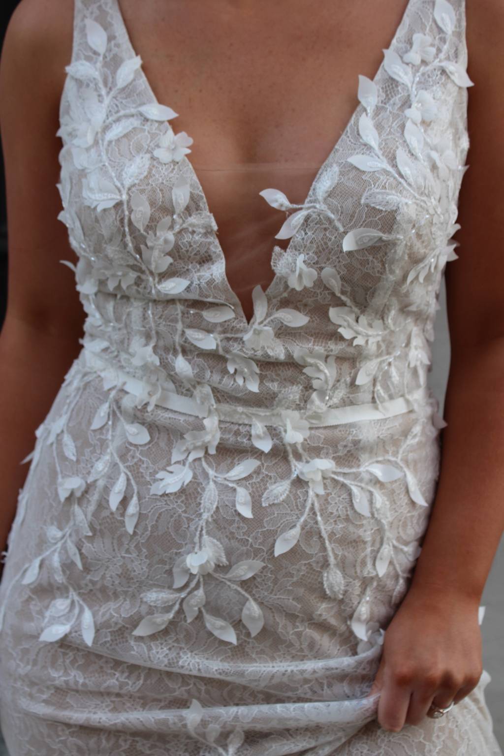 melissa sweet 3d leaves applique lace wedding dress Melissa Sweet, 3D Leaves Applique Lace V-Neck MS251223 Used Wedding Dress  Save 34%
