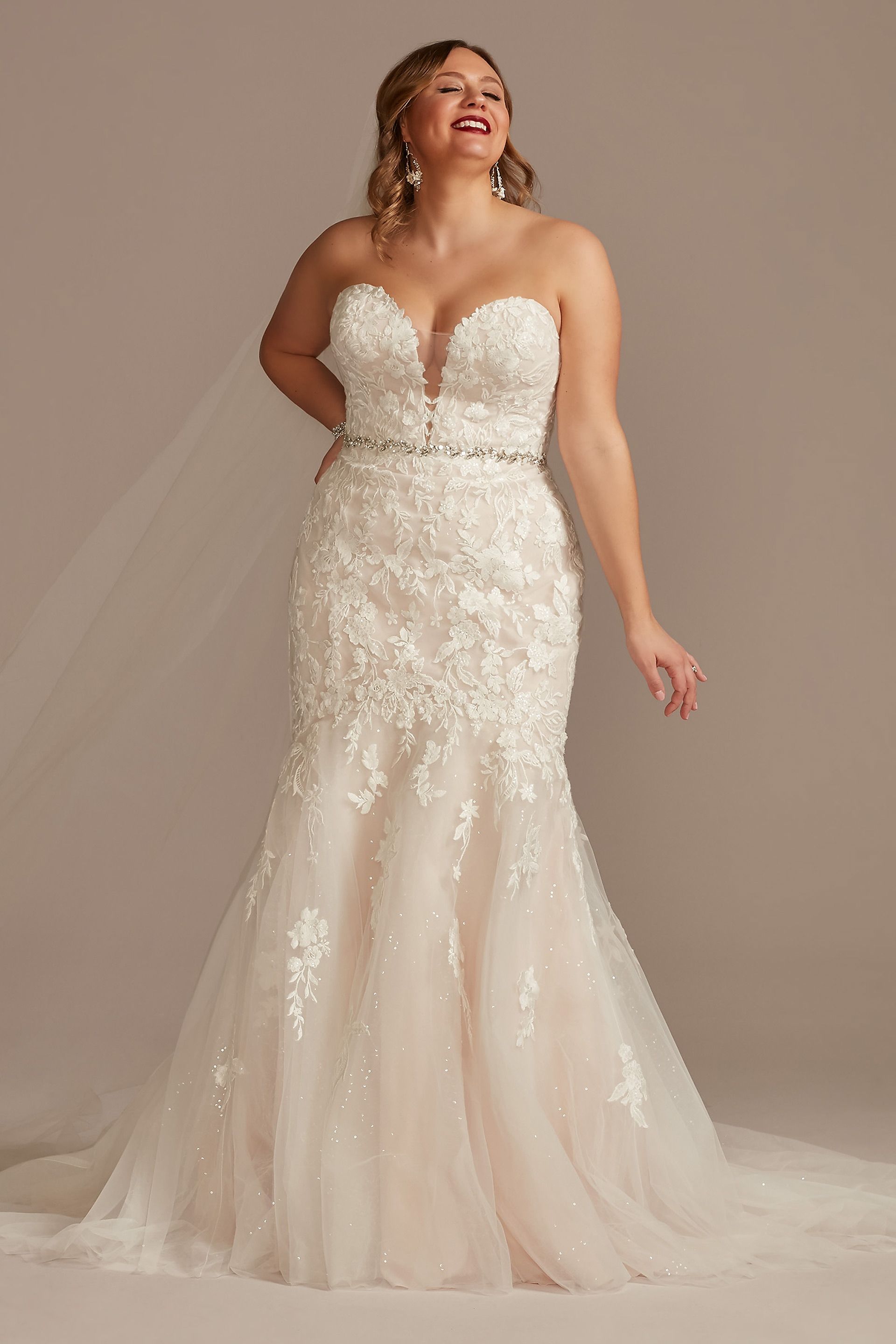 Picture of Lace Applique Mermaid Strapless Wedding Dress