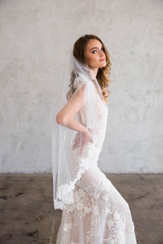Picture of Floral Lace Tulle Fingertip Veil