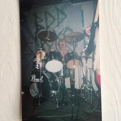 Stian Steensnæs aka "Hector" bak tromme settet på BDD debut konserten foran en fullsatt NRK Sal på Gamle Slaktehuset Allaktivitetshus , Haugesund.