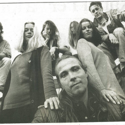 Togga Gundersen, stemmepraktene Anne Vikeså t.v. og Gunnhild C.H: Vaaland feirer utgivelsen av 18 låter. foto: Rogalands Avis