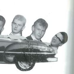 1960: Lars Knutsens åpne og røde cabriolet-Pontiac 1951 var noe for seg selv. Den vakte oppsikt hvor den kom. Den ble til og med leid ut til å kjøre Kronprins Harald da han var på Sandnes i forbindelse med byens 100 årsjubileum.