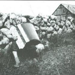 Magne Voll:Liten gutt med stort trekkspill. dette bildet er tatt av et ektepar fra Odda som var på sykkeltur på Voll. Magne var da tolv år gammel