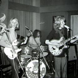 Fra venstre : Jokken, Høyvik´en, Gissaen og Kallen. Bildet e fra Pucken Diskotek i Siddishallen ca. 1973 ?