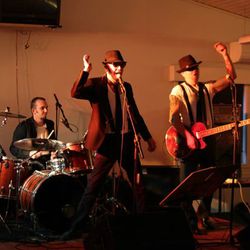 Howlin’ Hounddogs. Fra venstre ser vi Geir Kristiansen på gitar, Håvard Hommeland på vokal og Rolf Nymark på bass. Bakerst ser vi trommeslager Jan Kato Traa.