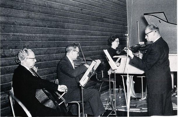 Kongekvartteten bildet hentet fra Sandnes orkesterforening : 100 år : 1895-1995 av Gripsrud, Johanne Skog