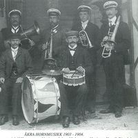 Åkra hornmusikk John Johnsen : b-kornbett Adolf Hansen : ess-klarinett Johan Nielsen: ess-klarinett Henrik Ringdal: ess-kornett, Mandius Hillesland : althorn, Tønnes Oliversen stortromme , Albert Ringdal : skarptromme