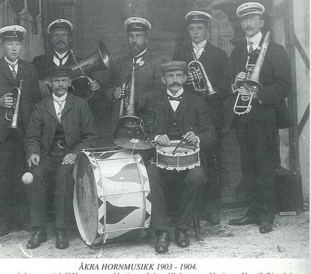Åkra hornmusikk John Johnsen : b-kornbett Adolf Hansen : ess-klarinett Johan Nielsen: ess-klarinett Henrik Ringdal: ess-kornett, Mandius Hillesland : althorn, Tønnes Oliversen stortromme , Albert Ringdal : skarptromme