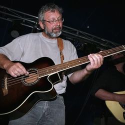 <b>STØDIG BASSIST: </b>Lars Tveit i The Hooligans i teltet på Festplassen i Kopervik.